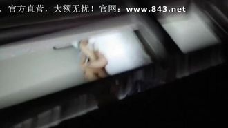 Es muy cierto que una pareja de estudiantes de primer año en una universidad forestal en China fue filmada teniendo sexo en secreto en una habitación y se olvidó de cerrar la ventana.