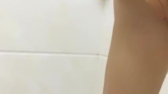 Une belle beauté est une fille salope avec un vibromasseur et une chatte branchée dans sa chatte. Elle montre son corps élancé en prenant une douche dans la salle de bain. Sa voix est gémissante et haletante. , ne le manquez pas.