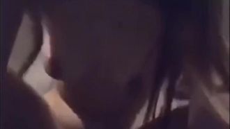 La dulce y sexy diosa de las celebridades de Internet Deer Girl concertó una cita con el vecino de al lado por la noche mientras su esposa dormía y fue a las escaleras para tener sexo.