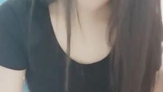 La bellissima conduttrice di prim'ordine con un bell'aspetto e un temperamento paga per spettacoli di sesso trasmessi in diretta e sesso orale con la sua amica del sesso, il che è molto allettante