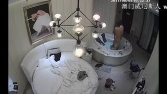 [360 Water Drops TP] La stanza da bagno bianca ha filmato segretamente il giovane mentre faceva sesso selvaggiamente nella vasca da bagno e la cliente femminile stava giocando con il suo cellulare e poi ha iniziato il secondo sesso nel giro di pochi minuti.