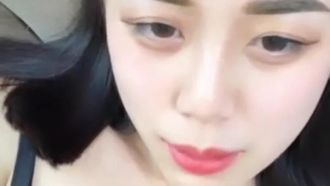 Die Harbin-Moderatorin Hanami Witch zeigt ihre liebevollen Brüste und ihren Vibrator, spritzt und spritzt Wasser