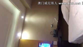 Busca personas cercanas en WeChat y entabla una conversación. Conoce a una chica rica y elegante que conduce un Mercedes-Benz. Reserva una habitación en un hotel y ten sexo. Primero, usa tu pequeña lengua para conquistar su coño.