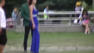 La piazza ha seguito e fotografato di nascosto una bellissima modella di prim'ordine che veniva fotografata. Sono stato molto fortunato ad avere l'opportunità di seguirla nel bagno delle donne e dare una sbirciatina alla sua figa.