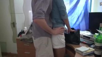 高階主管婷婷電腦桌前被長屌男友後入猛操