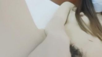 女友自慰得受不了，竟自己抓起我的老二就往里面塞