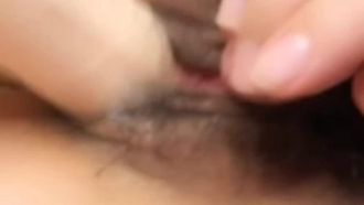 チョッキ、レースのセクシーな下着、Tバックを着た女がオナニーし、寂しさのあまり誰かにセックスを懇願する。