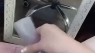 [Conduttrice cinese trapelata] Una nuova ragazza di un noto sito web paga per una trasmissione in diretta. Ha un primo piano della sua figa dall'inizio. Nessuno può paragonarla a quella troia.
