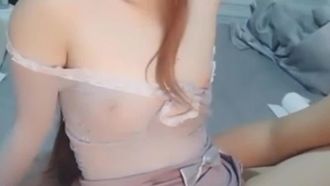 Une fille avec une belle apparence porte des vêtements sexy et fait du sexe et une pipe. Elle lèche son JJ et la baise par-dessus. Elle est très attirante et séduisante. Si vous l'aimez, ne le manquez pas.