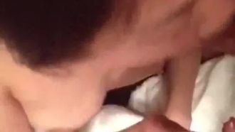 Trío en la habitación del hotel, los grandes pechos de la chica son tan deliciosos para jugar