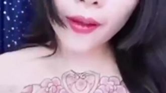 Vollbusiges Mädchen mit Brust-Tattoos, sexy Tanga, High Heels, tropfenden Wachs-Requisiten, JJ-Reiten und Bumsen
