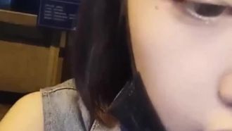 La bellissima conduttrice che stava bene non indossava biancheria intima di notte e mostrava la sua figa mentre giocava sul ponte. Molte persone passavano.