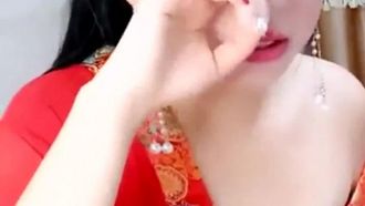 Una bellissima giovane donna vestita di rosso e molto festosa fa uno spettacolo sessuale con il suo partner sessuale. Sia gli uomini che le donne mostrano i loro volti e fanno sesso appassionato.
