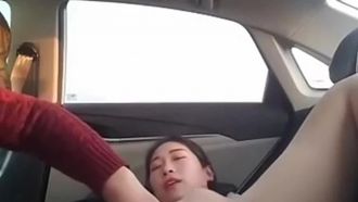 Une belle et sexy présentatrice et son partenaire sexuel font un show sexuel en plein air avec sexe oral et sexe dans la voiture. C'est très obscène.
