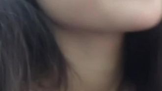巨乳大眼妹妹听着音乐不停地秀自己粉逼