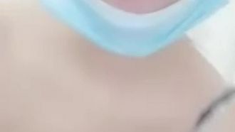 가슴이 큰 여성 앵커는 옷을 벗기도 전에 자신을 만지작거리며 신음소리만 들어도 사람들을 일어서게 만든다.