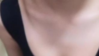 아름다운 인터넷 연예인 앵커는 크고 단단한 가슴을 가지고 있으며 보지를 문지르고 자위하면서 매우 유혹적입니다 (얼굴이 전체적으로 표시됨)