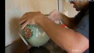 Gangsters irrumpieron en una casa a las afueras de Tokio, no sólo robaron dinero sino también sexo, y terminaron corriéndose dentro