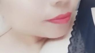가슴이 크고 부드러운 앵커 Leng'er는 이모에게 와서 장난을 치고, 거시기에 요구르트를 붓고, 젖꼭지를 조이고, 입으로를 줍니다.
