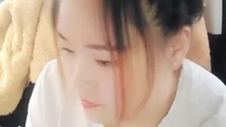 La grosse fille blanche et tendre a un joli sourire et une bonne pipe. La chatte en chignon cuit à la vapeur du tigre blanc est rose et attirante. Elle montre son visage à son copain et se fait baiser dans la voiture sans préservatif.