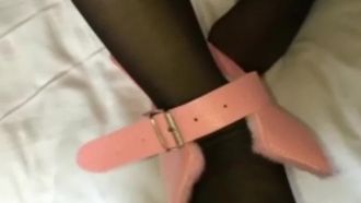 La giovane donna sul letto è molto sexy o no, devi solo guardarla, sta facendo sesso con suo fratello maggiore mentre è immobilizzata