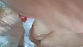 啊看黃片受不了勾搭在煮飯的後媽，齊逼短裙摸她奶子撩她短裙，按著頭讓她給口交，掏出大雞巴直接後入