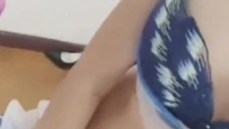 Ein schönes Mädchen, das an einer Kunstschule Tanz studierte, hatte heimlich Sex mit dem Freund ihrer besten Freundin in einem Hotel. Die Muschi der schönen Frau war so empfindlich, dass sie vor Vergnügen schrie.
