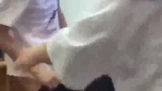 大學生真敢玩!!大屌哥被兩個狐狸精強脫褲子!!只好強行硬上了!!