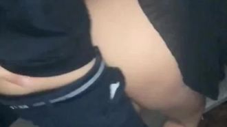 Zwei heiße Mädchen und ein Junge haben in einer KTV-Show Sex, berühren ihre Brüste, heben ihre Röcke hoch und werden von hinten gefickt. Wenn Sie es mögen, sollten Sie sich das nicht entgehen lassen Es.
