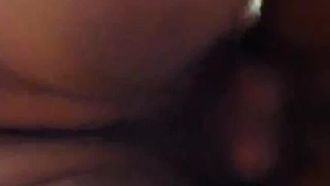 La strana, carina e sexy amica del sesso stava giocando con il suo telefono e sporgeva il sedere in modo che potessi scoparla e mostrare la sua faccia.