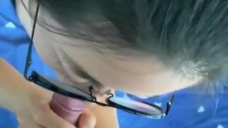 淑女般地书香气质的眼镜女友，一脸纯纯的望着我录小视频，含情脉脉低下头含住鸡巴