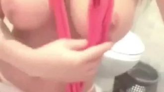 가슴이 큰 소녀는 몸을 묶고 화장실에서 젖은 채로 보지를 가지고 놀았습니다 ~