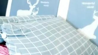 格好良い女の子がオナニーして魅惑的にうめき声をあげる