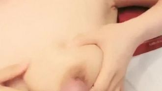 Die rosa Muschi und die langen Beine der koketten königlichen Schwester sind verlockend. Sie isst, trinkt und hat Spaß in der Wohnung und hat zweimal Sex. Das ultimative Ziel ist es, ihren Bruder auszuquetschen.