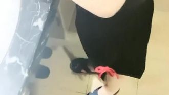 Cugina rosa fa sesso in hotel, primo piano di un footjob e penetrazione della figa rosa