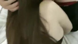 La chica salvaje muestra su cara y está muy sexy con medias. Hace un trío con dos chicos. También puede hacer paja cubana con sus grandes pechos.