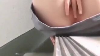 A metà lezione, la mia figa ha iniziato a prudermi. Sono andata alle scale con la scusa di andare in bagno e mi sono liberata~
