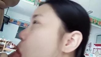 반 친구들이 교실에 오기 전에 남자 친구는 여자 친구의 지퍼를 풀고 그녀에게 막대기를 먹였습니다!