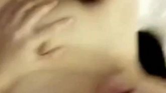 Die sexy College-Schönheit mit einem 168 cm großen Gesäß und einer engen Muschi stöhnte unaufhörlich, als sie von dem großen Schwanz ihres reichen Freundes der zweiten Generation gefickt wurde, sie hatte nicht nur einen tollen Blowjob, sondern war auch dort unten eng und empfindlich!