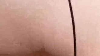 피부가 희고 다리가 긴 그녀는 쓰리섬을 하기 위해 호텔 방에 체크인했고, 문을 열고 밖을 내다본 뒤 치마를 올리고 속옷을 벗었다.