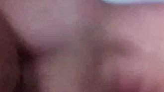 형제들은 여고생을 중앙에 세워놓고 앞뒤로 공격하며 물고 있는 여학생의 음탕한 뒷모습도 몰래 촬영했다.
