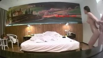 Le frère PONY montre rarement son visage à l'hôtel et a des relations sexuelles passionnées avec une jeune femme coquine aux seins naturels