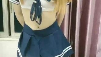 교복을 입은 초등학생 소녀가 그녀를 유혹하기 위해 그녀는 멋진 몸매와 그녀의 깨끗하고 털이 없는 보지를 클로즈업하여 그녀의 작은 입에 사정합니다.