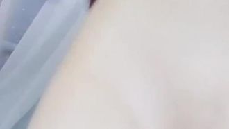 “我穿低一点好不好~”但哥哥们只想要你全部脱光~