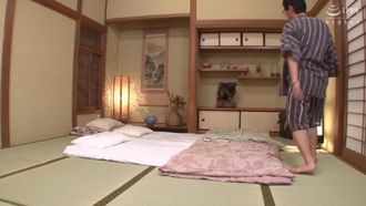 Yuka Mizuno si abbandona al sesso con una donna part-time durante un viaggio di conforto verso il suo lavoro part-time e viene ripetutamente