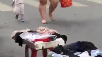 Una madre forte e audace mette in mostra il suo bambino per strada