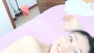 작은 정액을 빠는 노예는 섹스 친구와 섹스를 하고, 그녀의 항문은 검은 스타킹을 입은 섹스 의상을 입고 노출됩니다.
