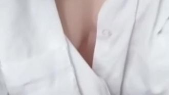 [중국 앵커 유출] 미소녀가 휴가에 심심하다~ 오빠들과 섹스 비디오를 보기 위해 인터넷에 접속한다! ! 교복도 벗지 않은 채 엉덩이를 노출시키기 시작했다.