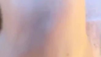 완벽한 보지에 짧은 치마를 입은 최고의 로리 소녀 그녀는 코피를 흘리게 만드는 몸매를 가지고 있습니다. 그녀는 거기에 너무 빡빡합니다. 내 섹스 파트너는 콘돔 없이 그녀를 격렬하게 성교시킵니다. 내가 안에 정액을 댈 수밖에 없다는 것.