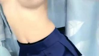 それはあなたのピーチです、制服を着て魅惑的でセクシーな、胸を見せて踊っている、純粋でかわいい小さなロリータです。